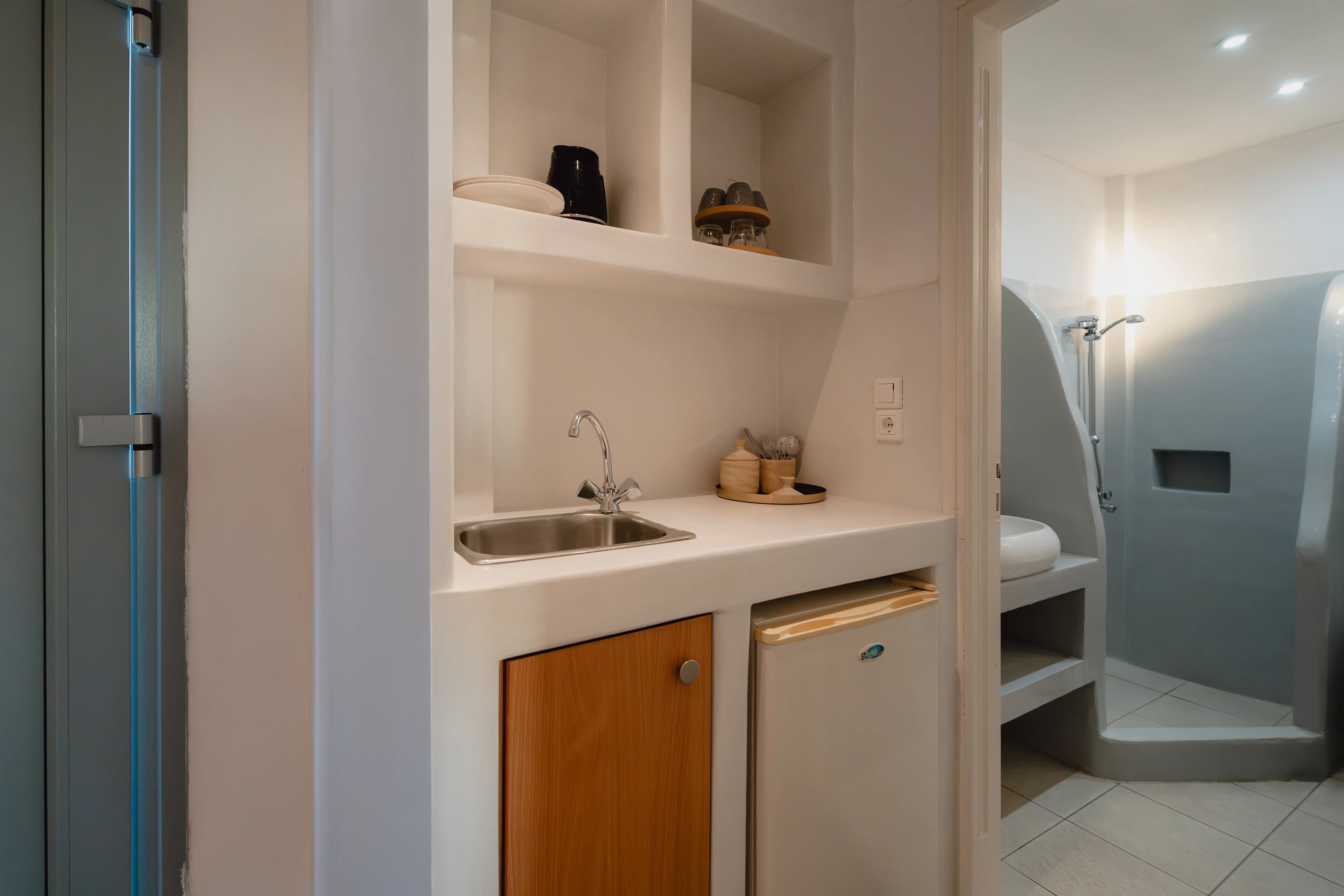 SkalaSunset comfort studio kitchenette next to bathroom entrance