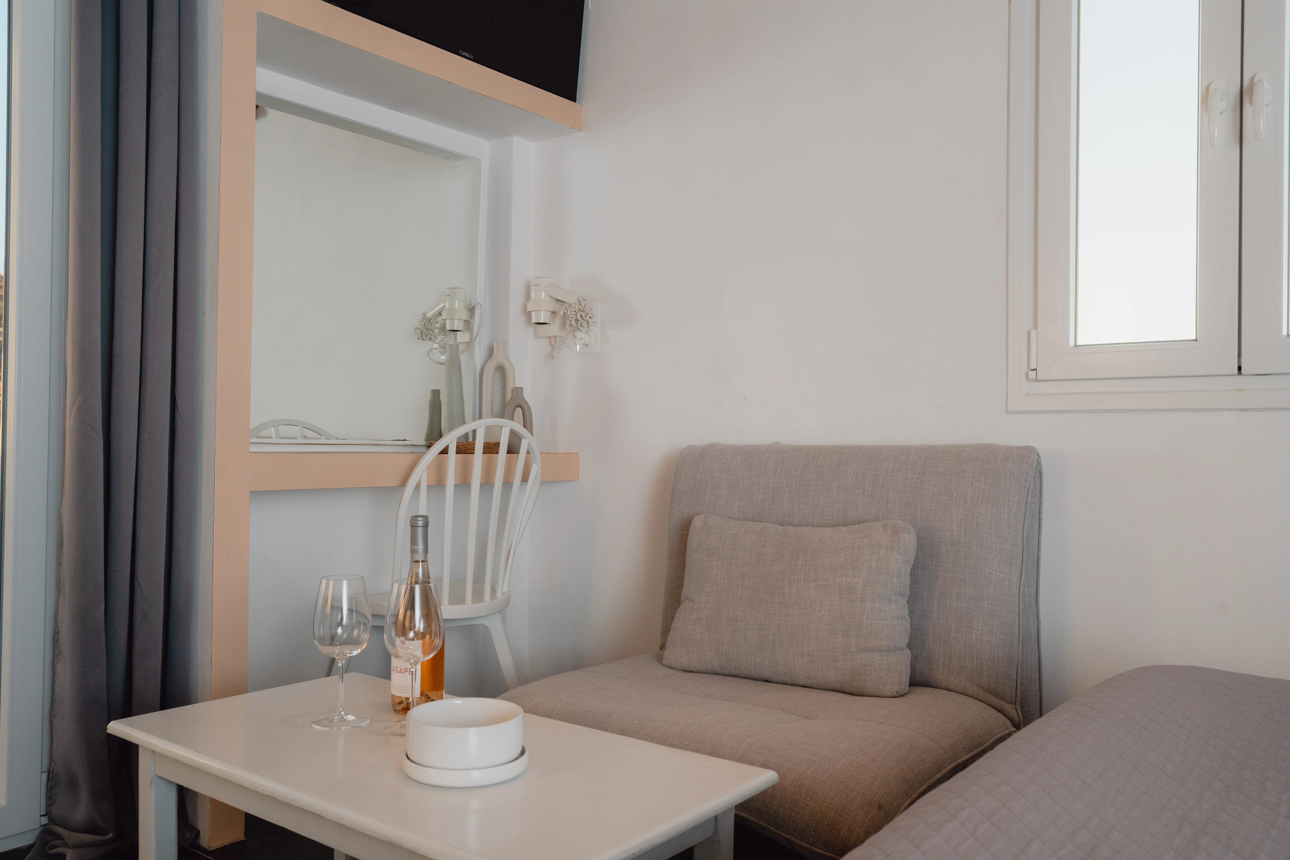 SkalaSunset comfort studio lounge corner with armchair and table by the window