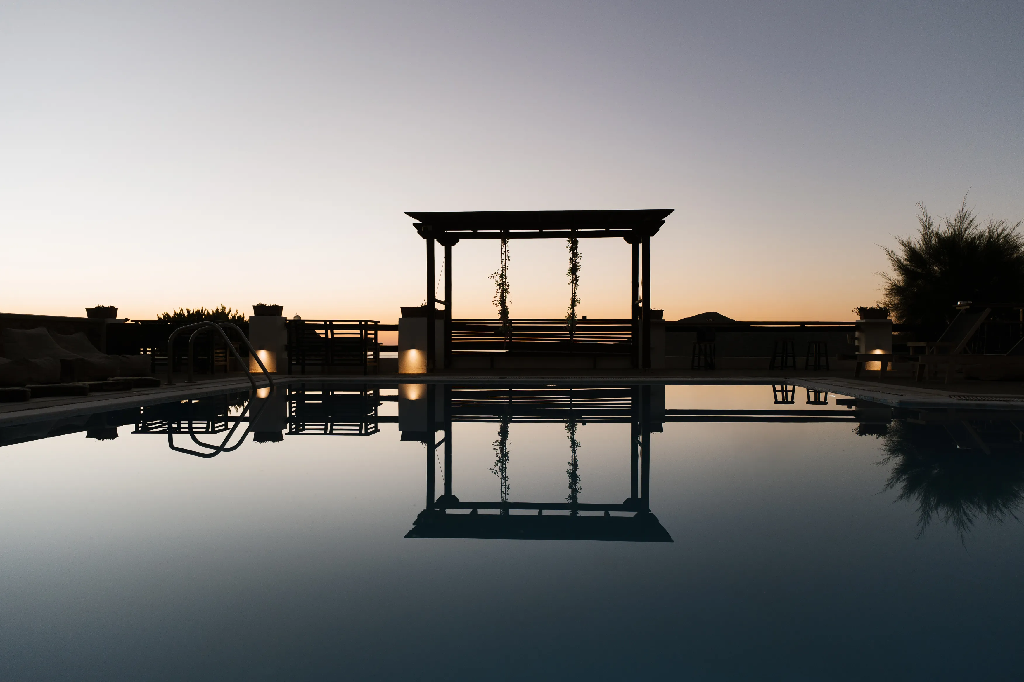 SkalaSunset deluxe double room infinity pool at sunset in Ios