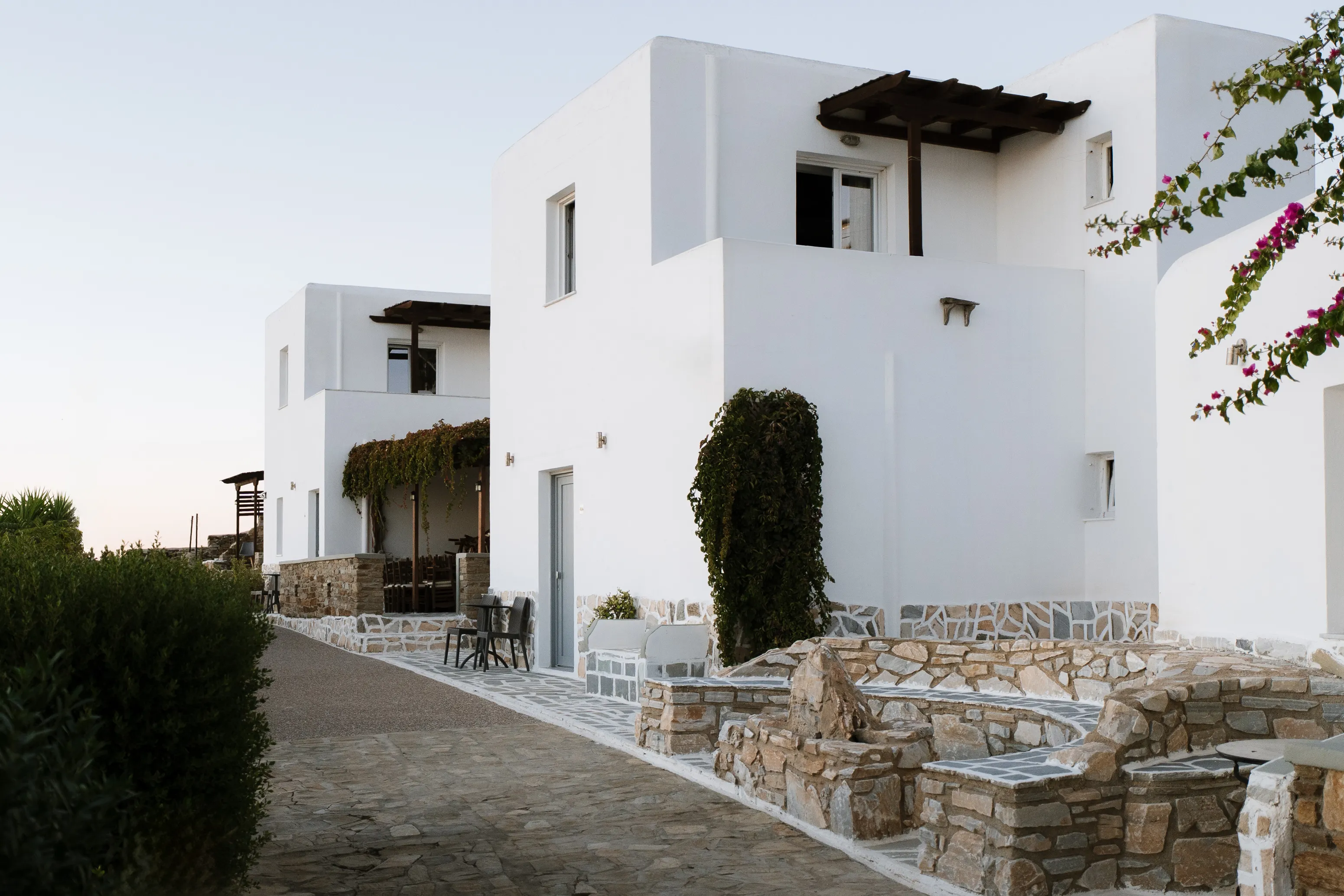 SkalaSunset triple room exterior pathway with whitewashed building and stone details