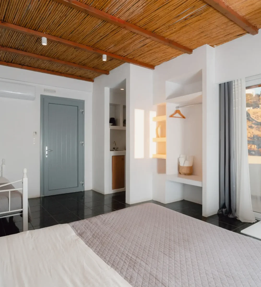 SkalaSunset triple room with double bed and single bed in bright interior